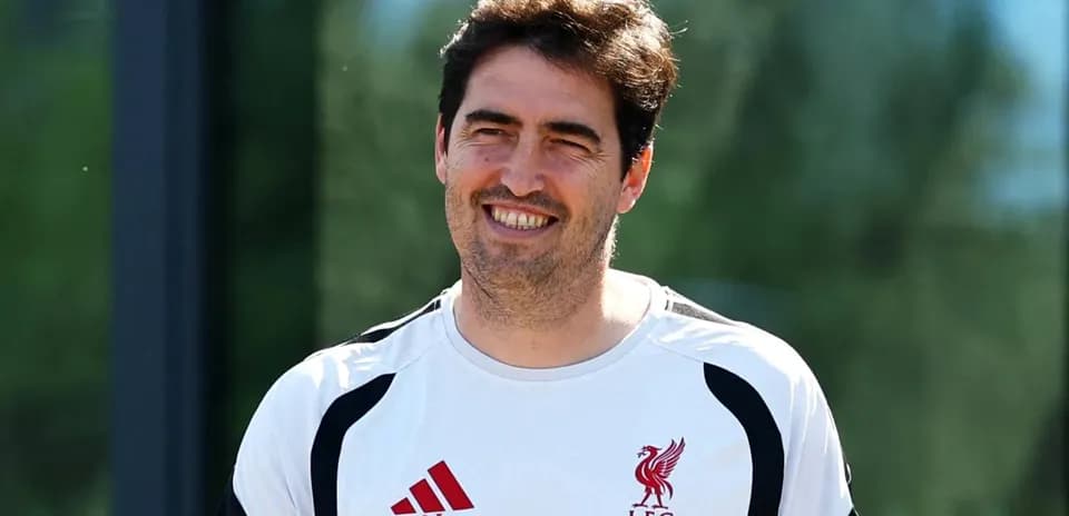 Entrenador sonriente en el campo de entrenamiento