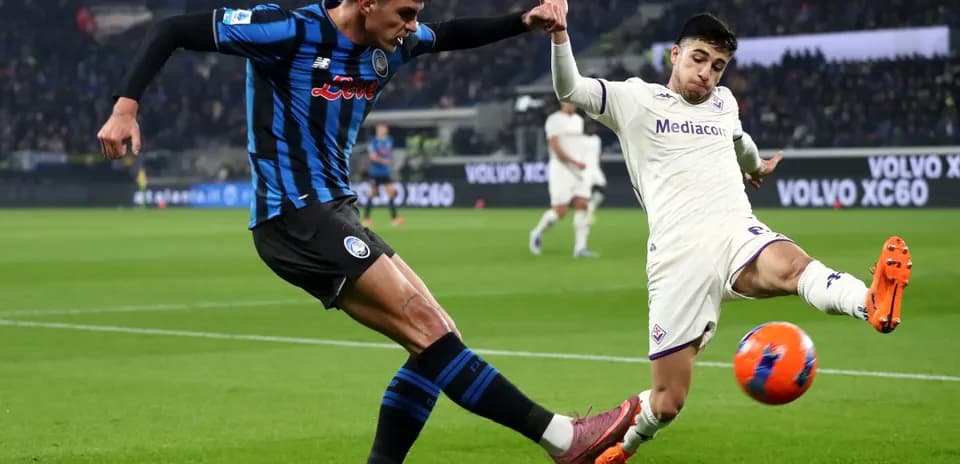 Jugador de Fiorentina luchando por el balón