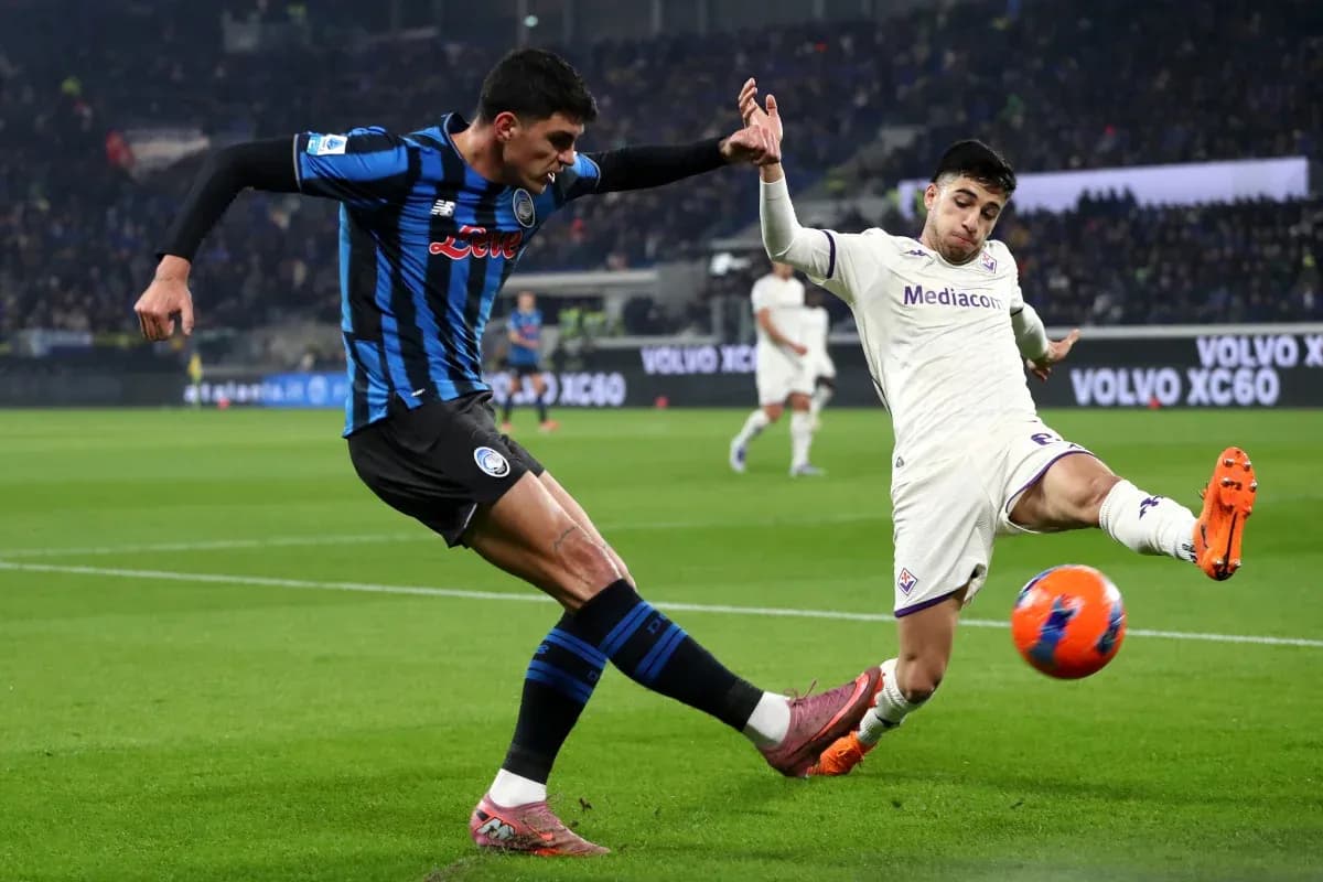 Jugador de Fiorentina luchando por el balón