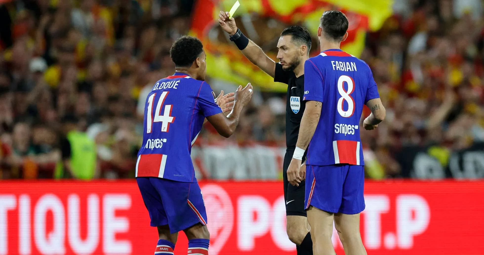 Jugador de equipo hablando con árbitro tras tarjeta amarilla