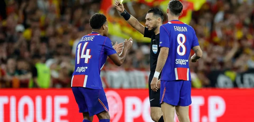 Jugador de equipo hablando con árbitro tras tarjeta amarilla