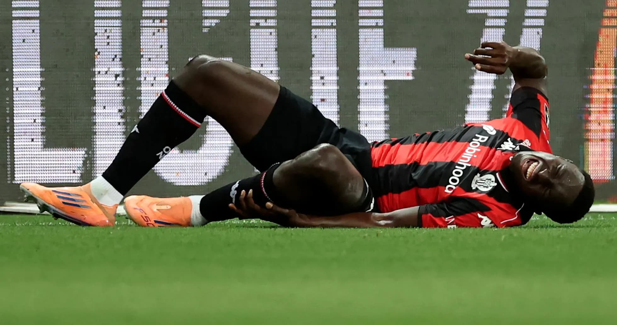 Jugador tendido en el campo tras una lesión