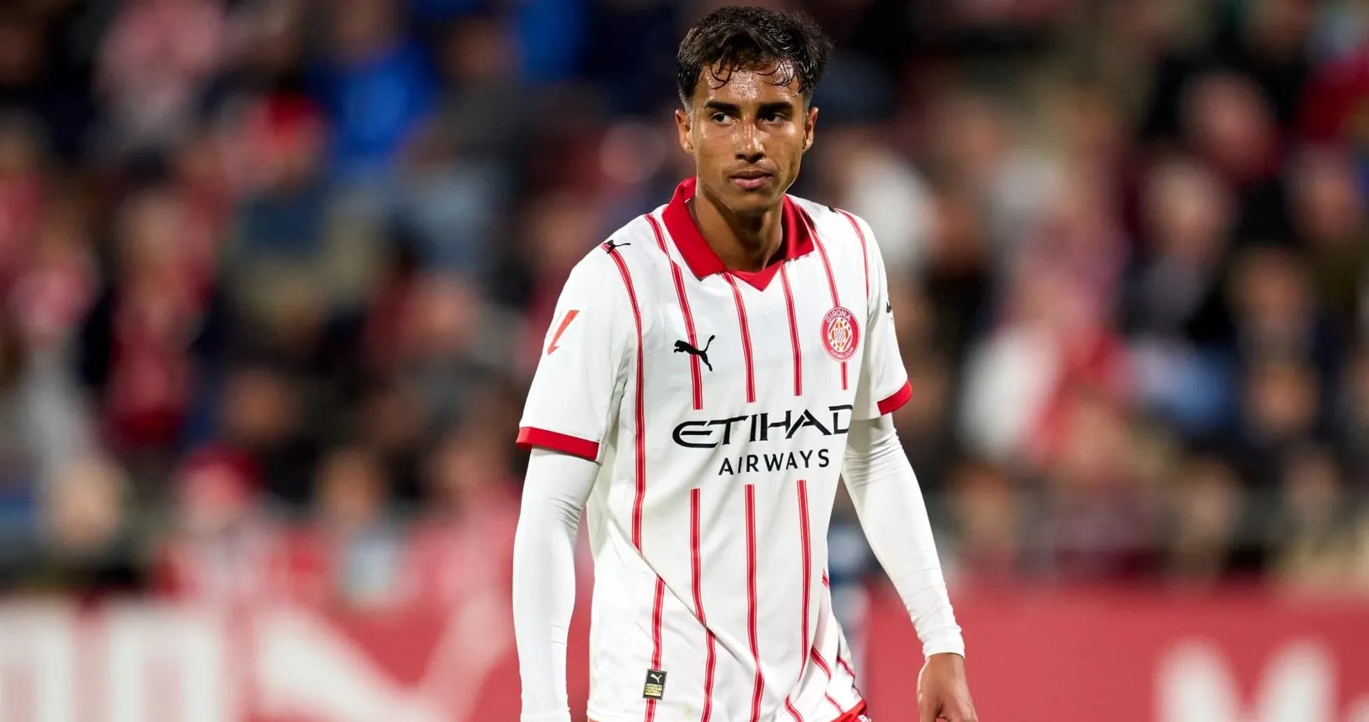 Jugador de Girona en acción durante el partido
