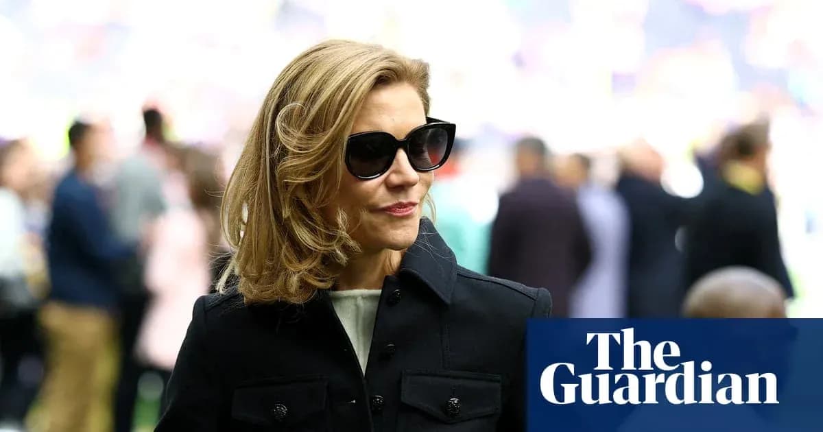 Persona con gafas de sol en un evento deportivo