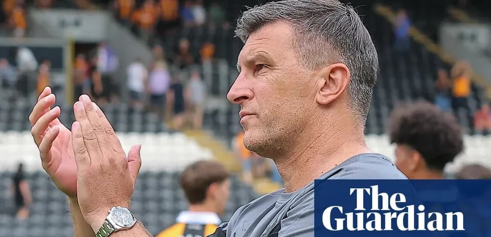 Entrenador aplaudiendo a los aficionados en el estadio