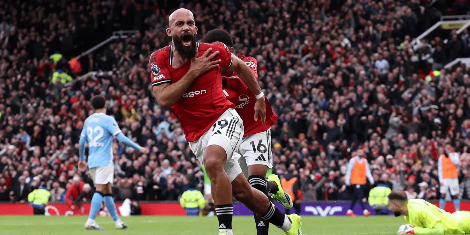 Jugador de Manchester United celebra un gol