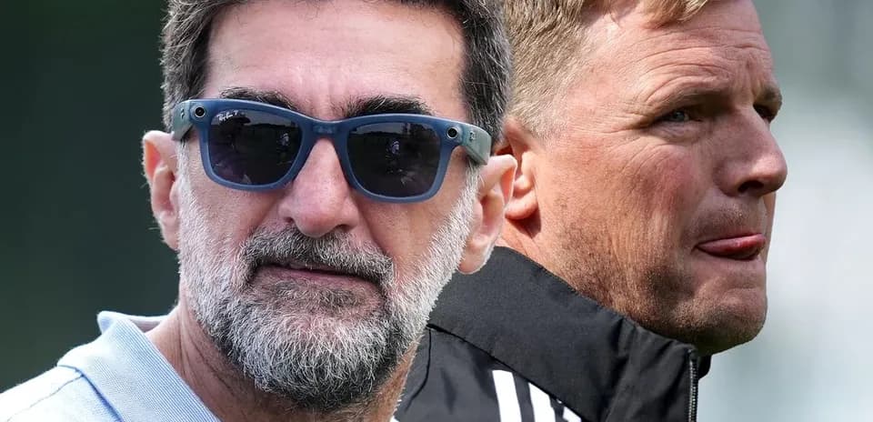 Dos entrenadores observando un entrenamiento al aire libre