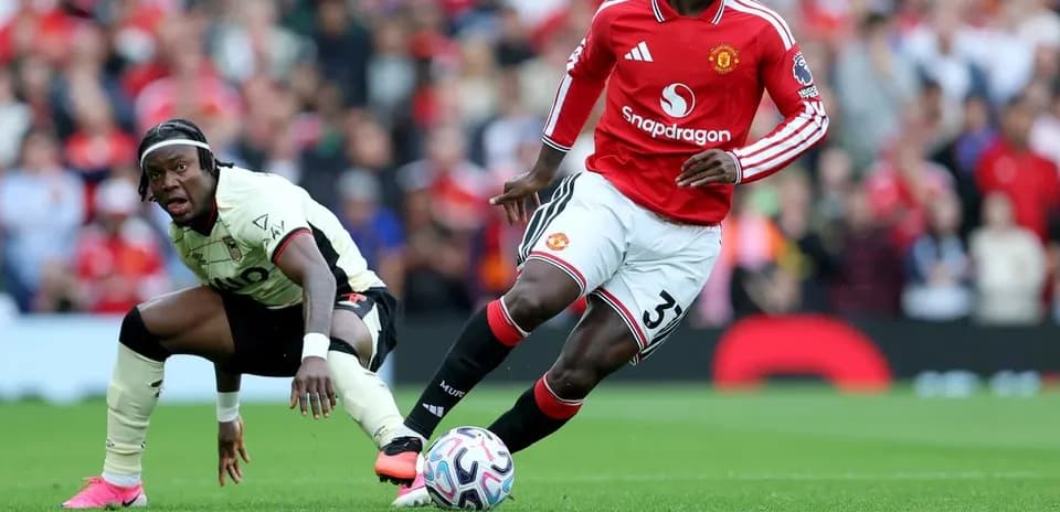 Jugador de Manchester United driblando con el balón
