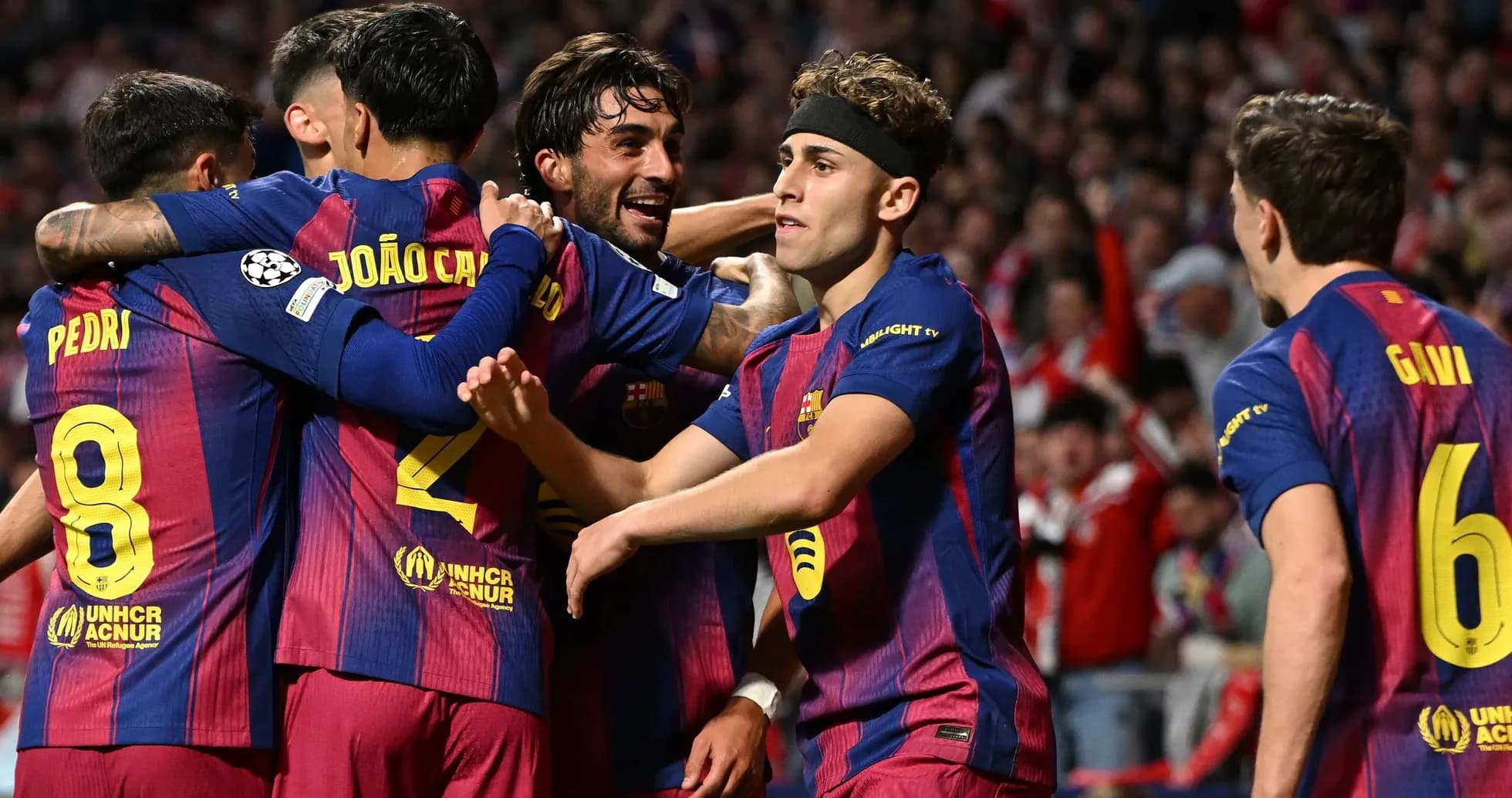 Jugadores del FC Barcelona celebrando un gol juntos