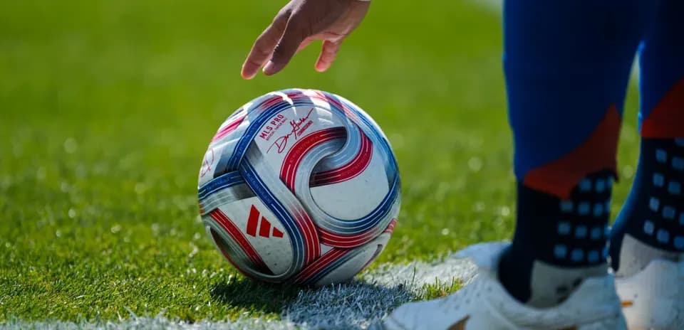 Jugador preparando el balón en el campo