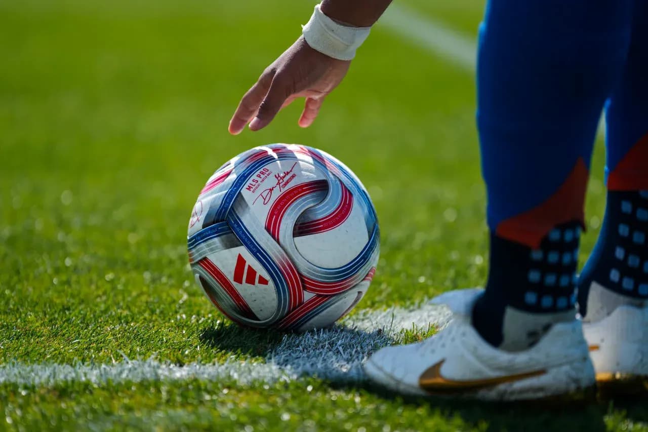 Jugador preparando el balón en el campo
