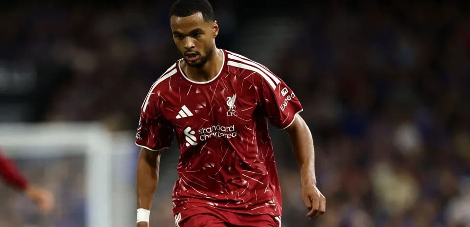Jugador de Liverpool corriendo en el campo de juego
