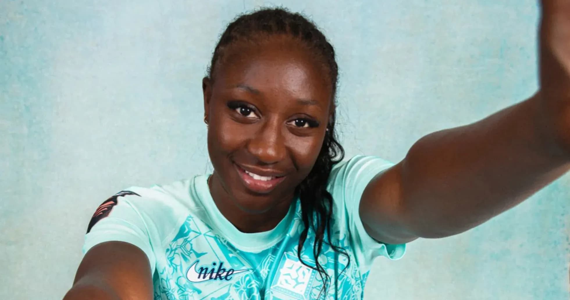Jugadora posando con camiseta de entrenamiento sonriente