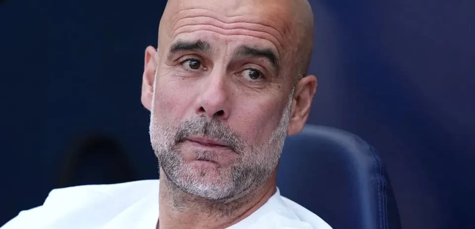 Entrenador en el banquillo durante el partido