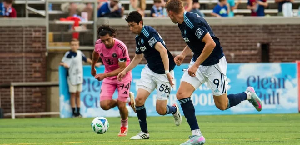 Jugadores de Chattanooga y Inter Miami II en acción