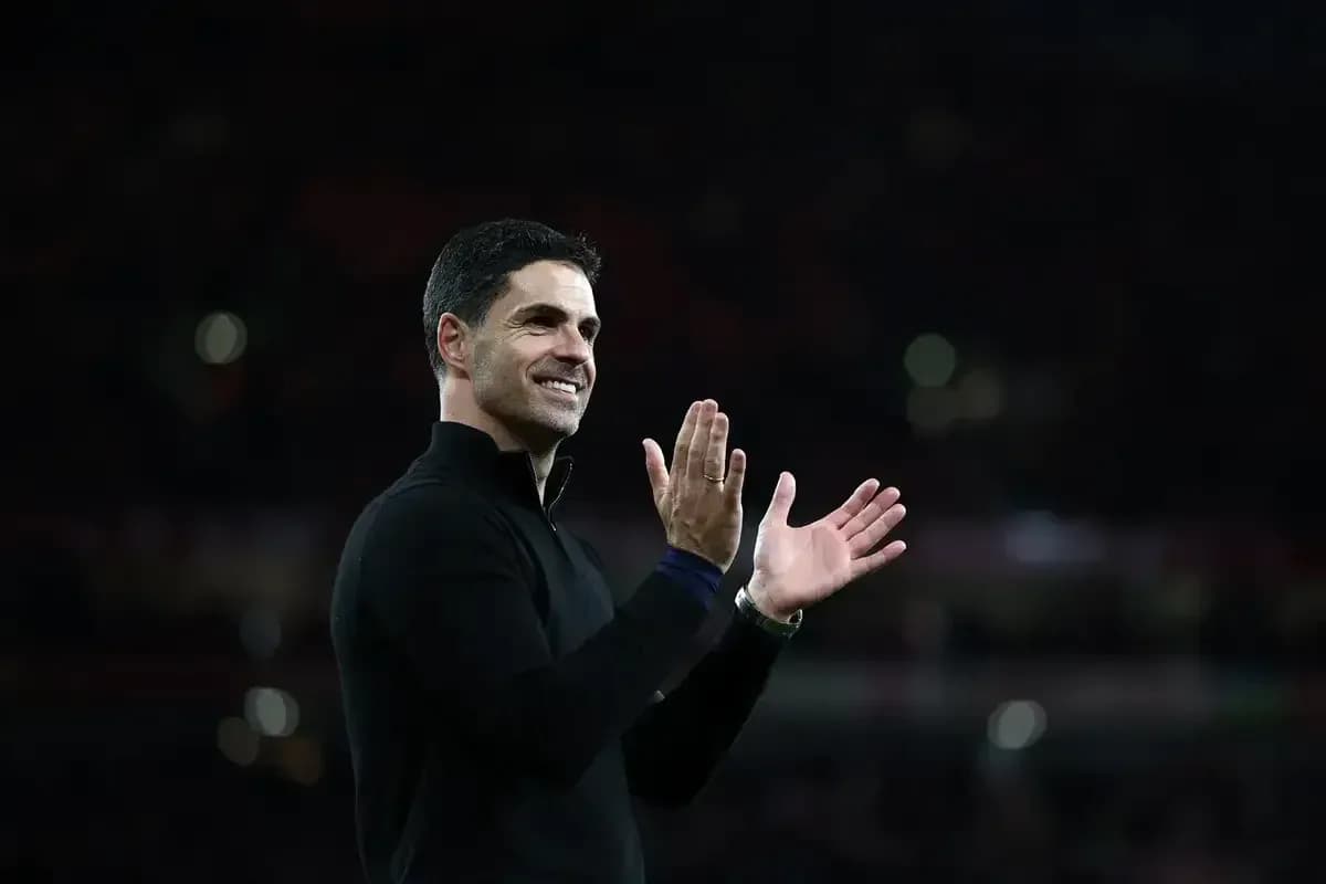 Entrenador aplaudiendo en el estadio durante el partido