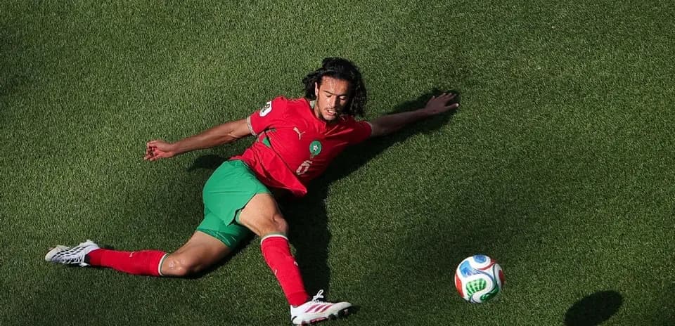 Jugador de Marruecos en el suelo persiguiendo el balón
