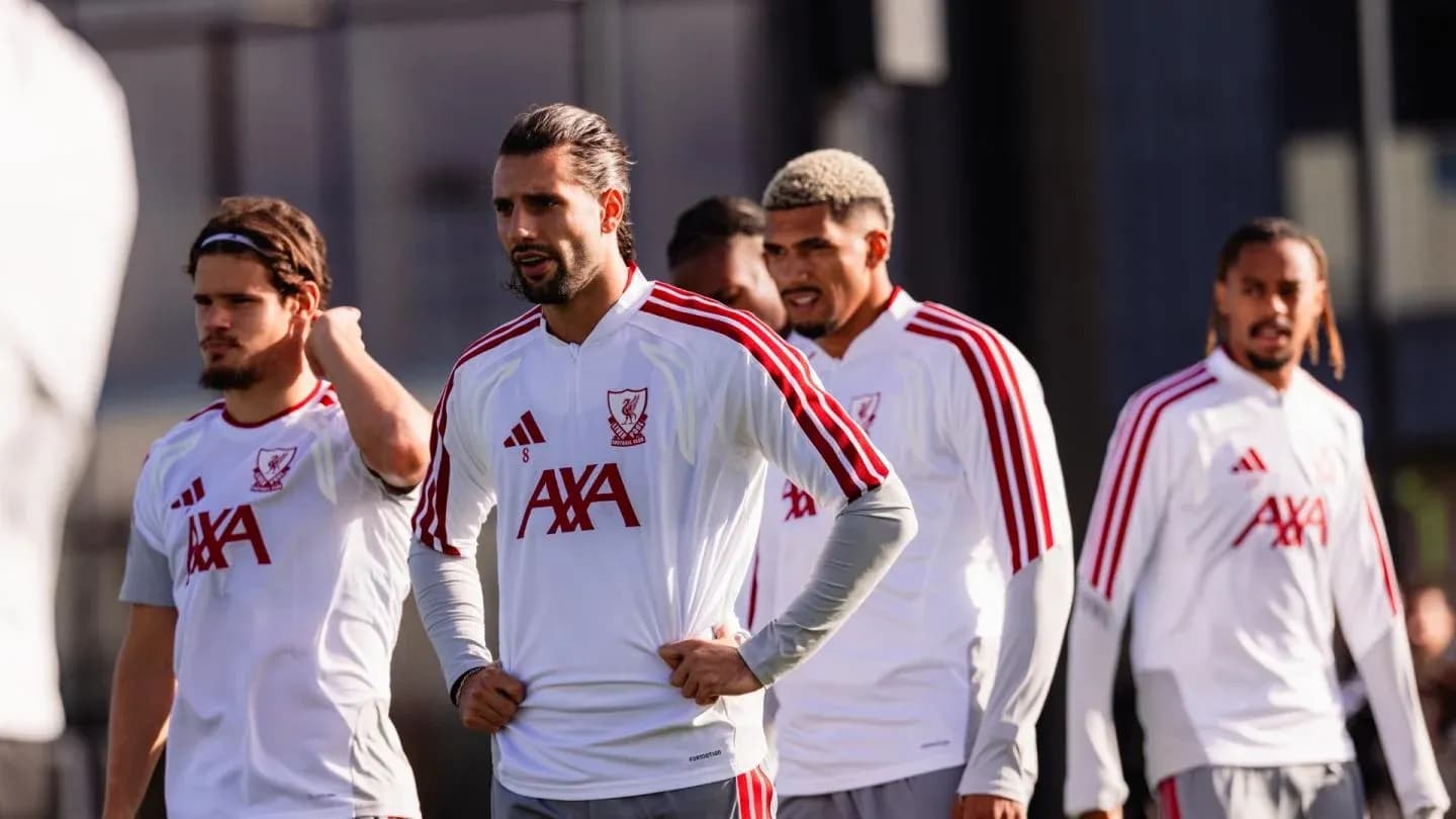 Jugadores de Liverpool en sesión de entrenamiento Jugadores de Liverpool en sesión de entrenamiento