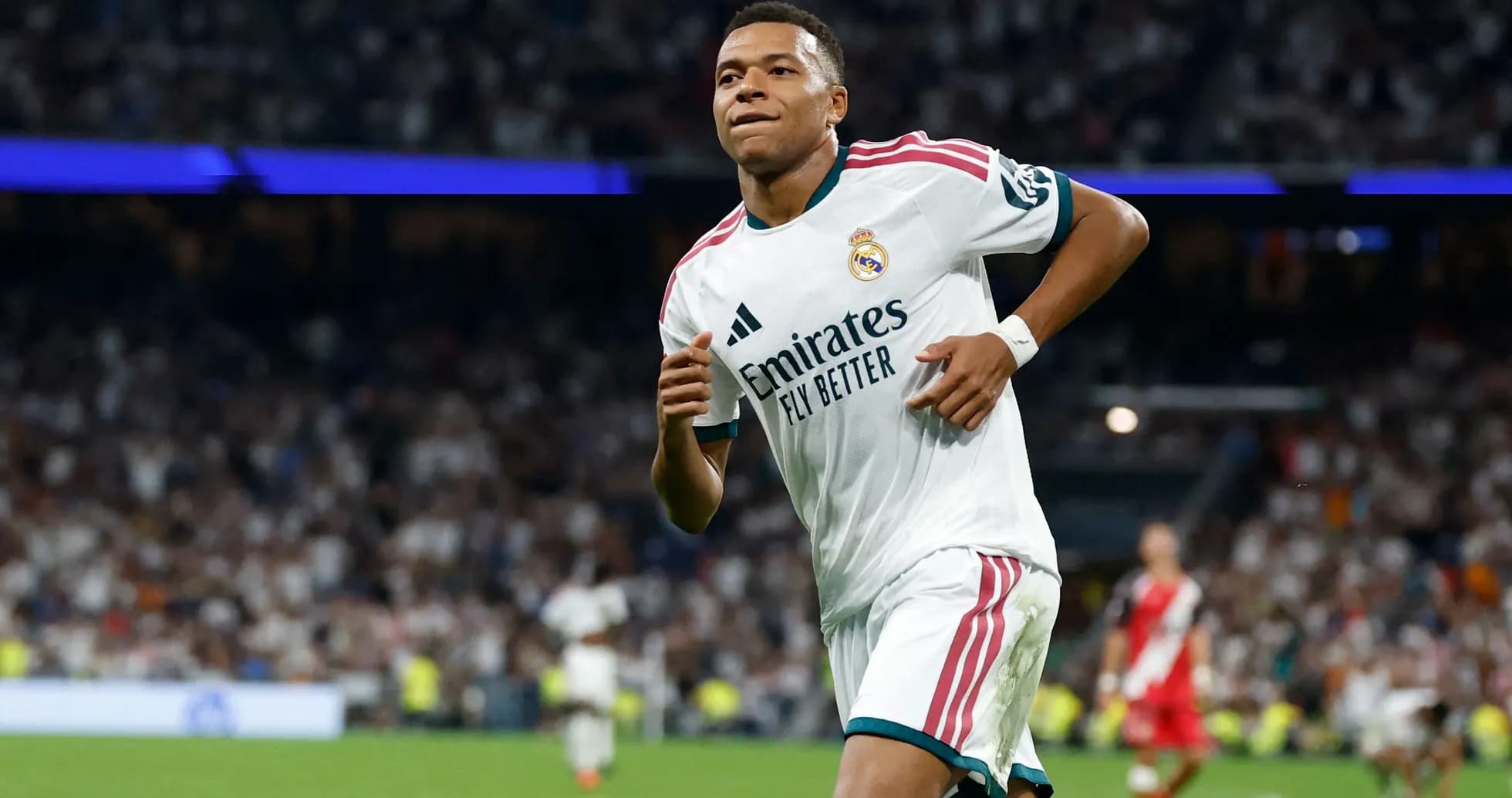 Jugador de Real Madrid corriendo en el campo