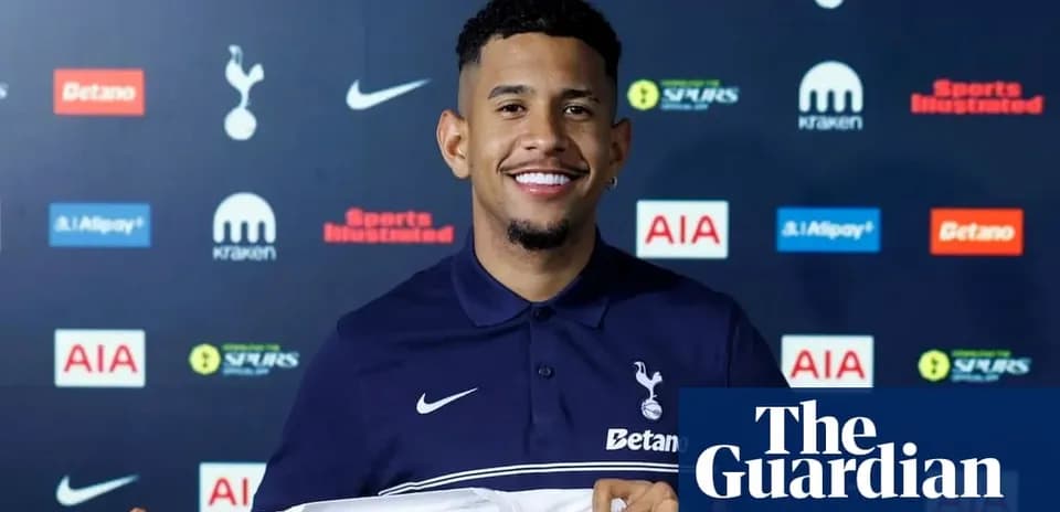 Jugador posando con camiseta de Tottenham en presentación