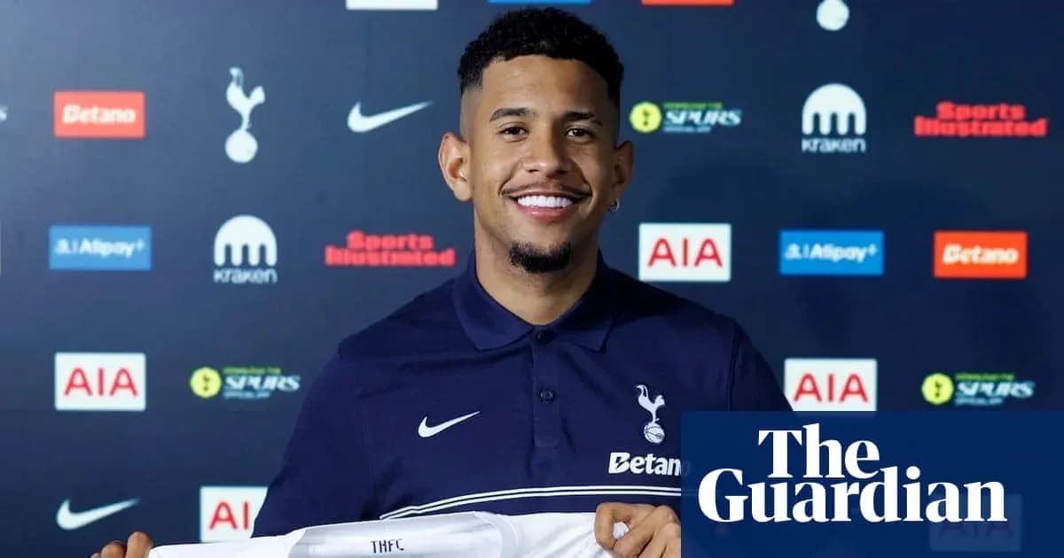 Jugador posando con camiseta de Tottenham en presentación