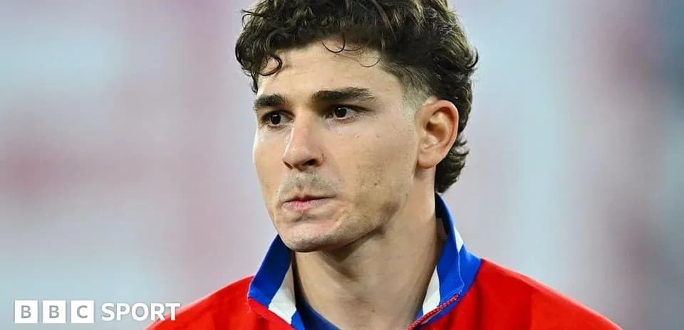 Jugador de fútbol con camiseta roja en primer plano