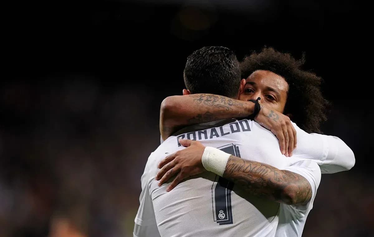 Cristiano Ronaldo y Marcelo abrazándose en el campo