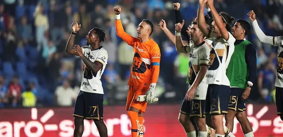 Jugadores de Pumas celebrando la victoria