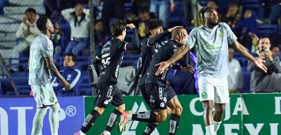 Jugadores celebrando un gol en Liga MX