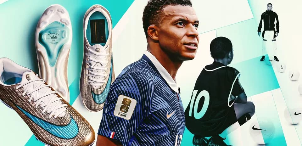 Kylian Mbappé con botas de fútbol y niño entrenando