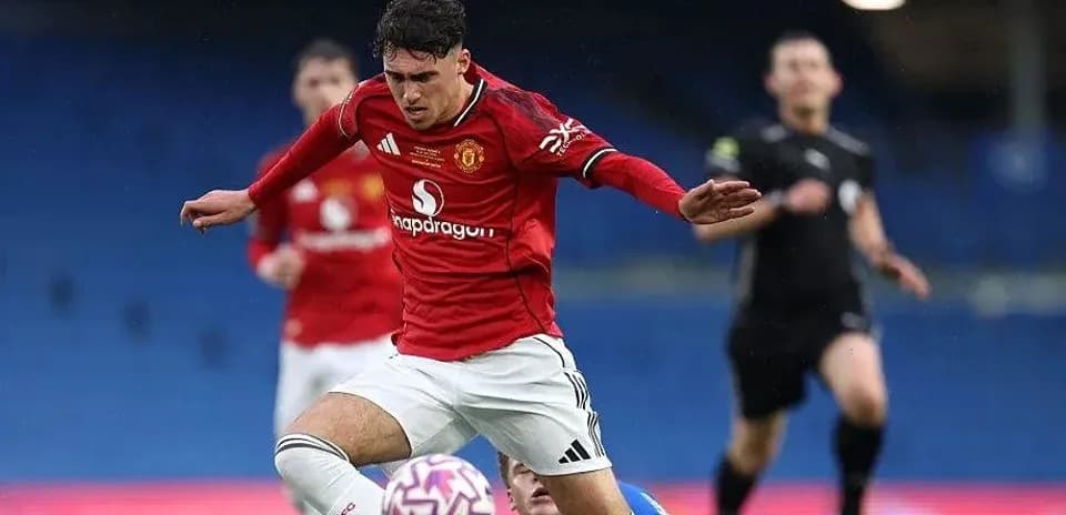 Jugador de Manchester United cayendo en el campo