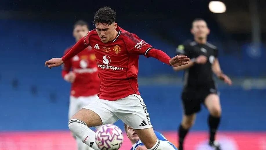 Jugador de Manchester United cayendo en el campo