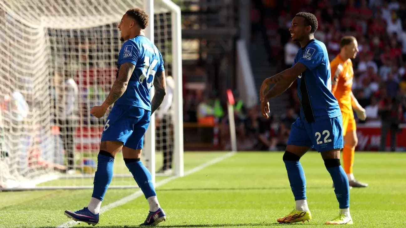 Dos jugadores de Bournemouth celebrando un gol
