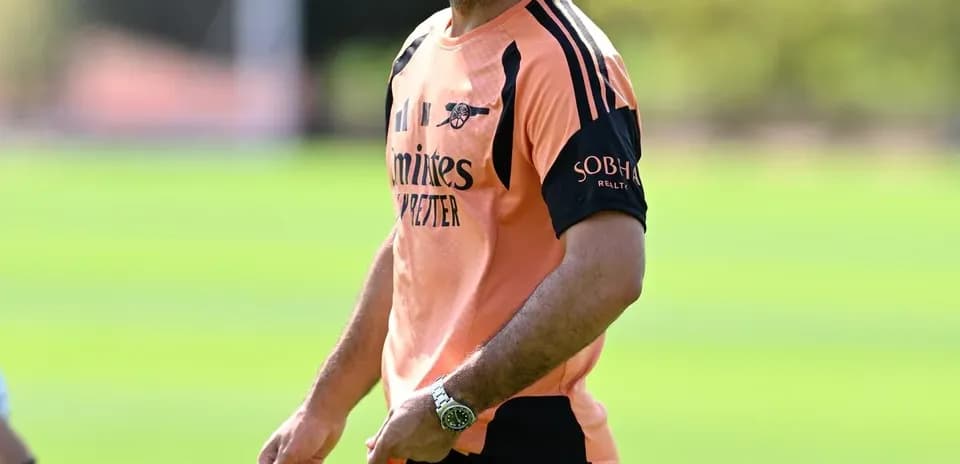 Entrenador dirigiendo sesión de entrenamiento en campo