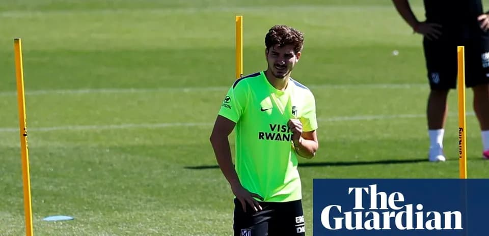Jugador entrenando en campo con conos de señalización