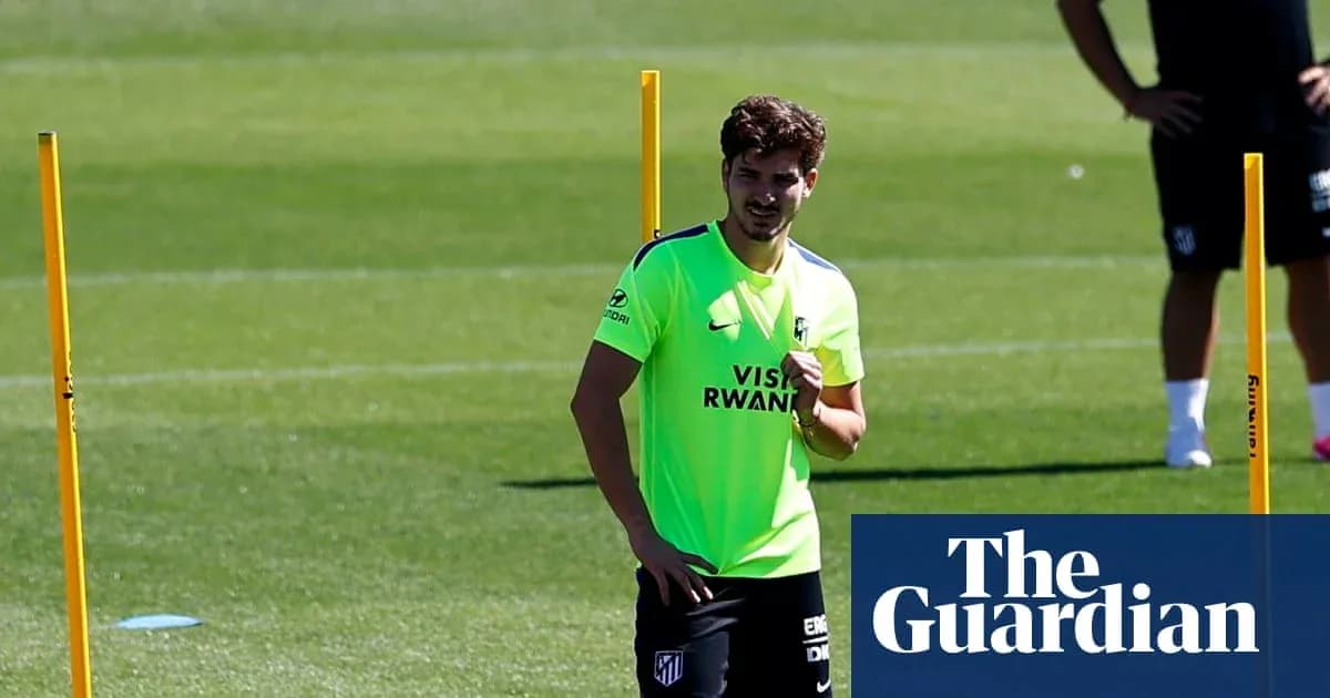 Jugador entrenando en campo con conos de señalización