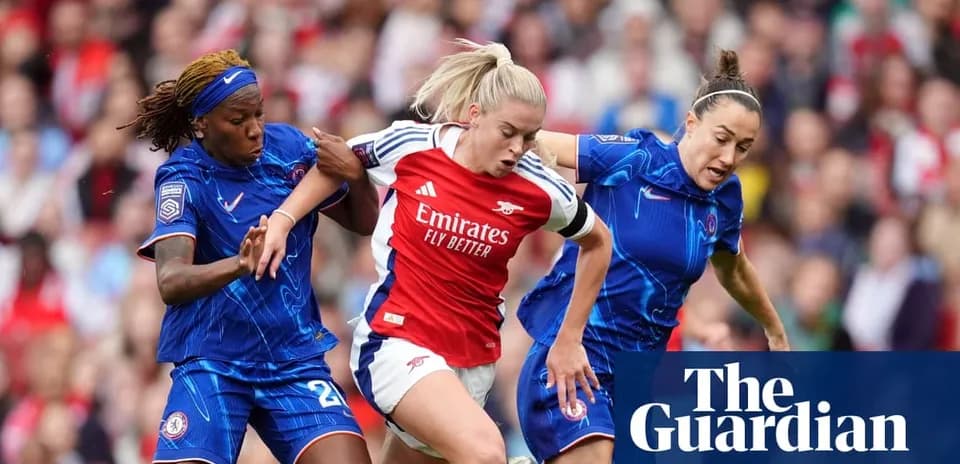 Jugadoras de Arsenal y Chelsea luchando por el balón