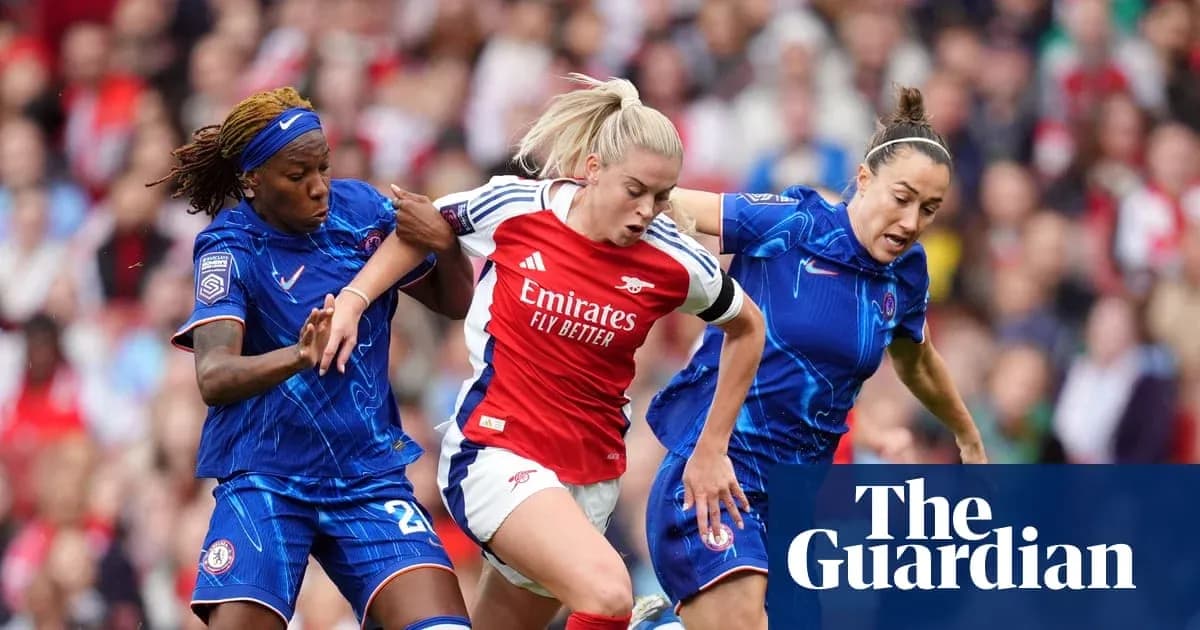 Jugadoras de Arsenal y Chelsea luchando por el balón