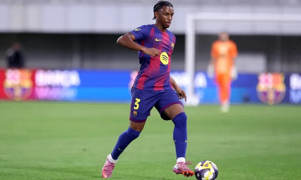 Jugador de Barcelona conduciendo el balón en el campo