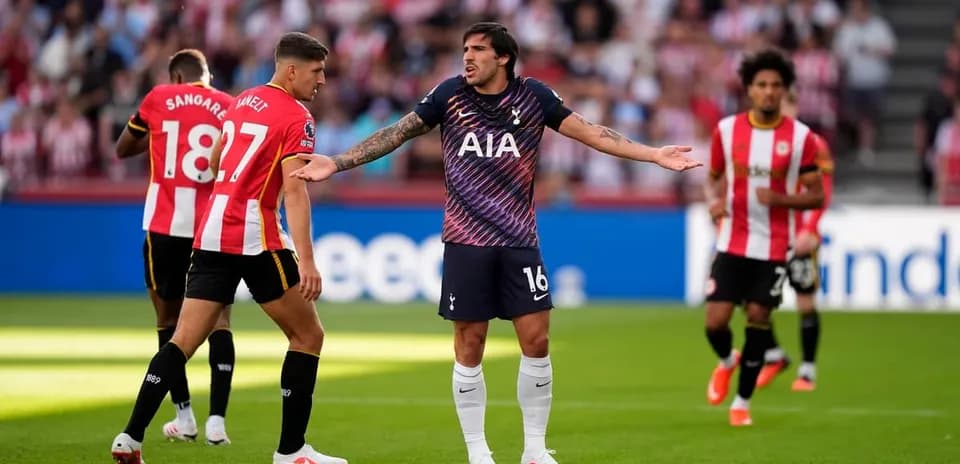 Jugadores de Tottenham y Brentford en disputa durante partido