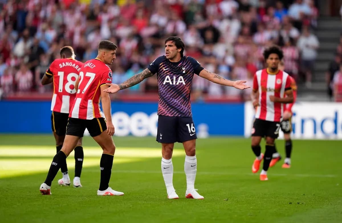 Jugadores de Tottenham y Brentford en disputa durante partido