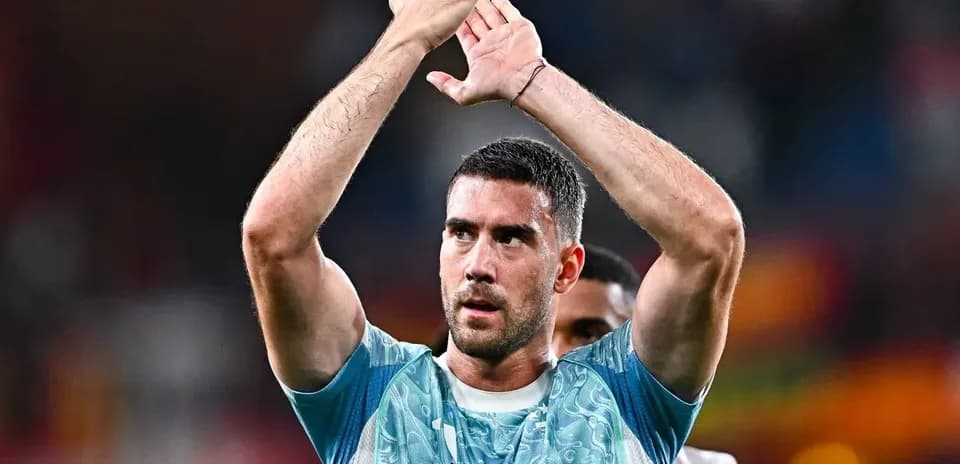 Jugador aplaudiendo tras el partido en el estadio