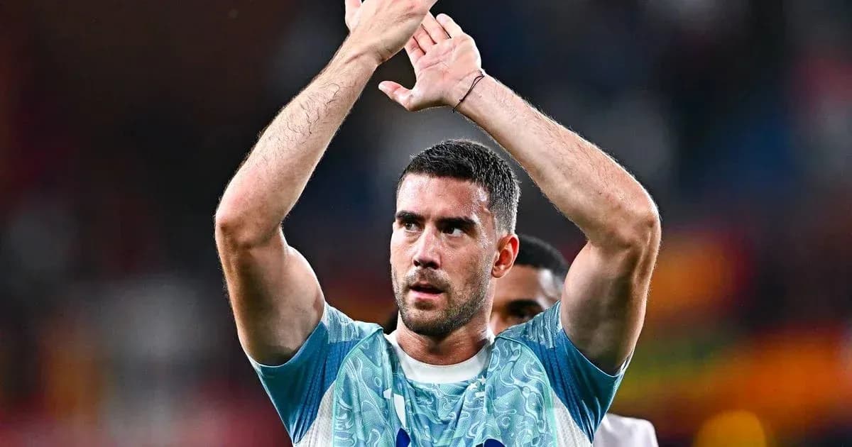 Jugador aplaudiendo tras el partido en el estadio