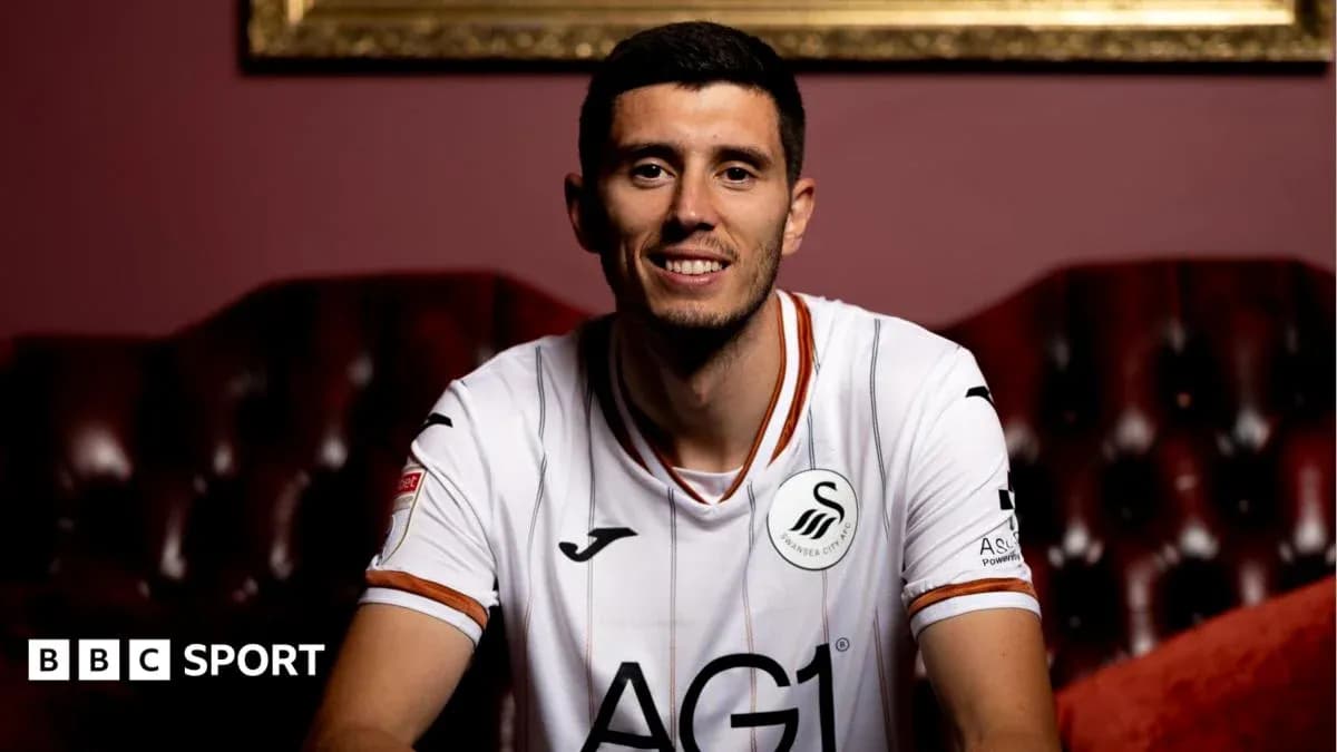 Jugador de Swansea City posando con camiseta del equipo