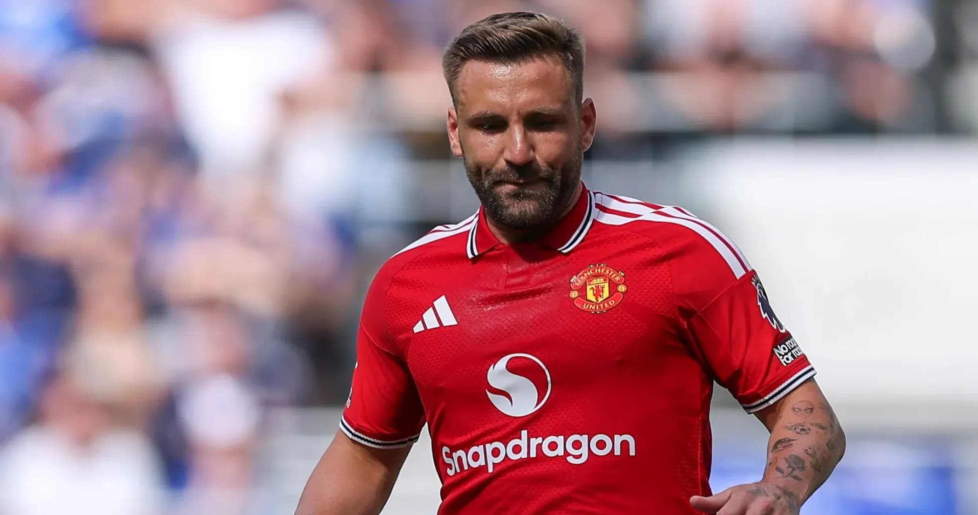 Jugador de Manchester United en camiseta roja durante partido