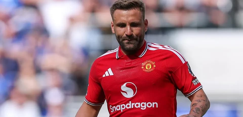 Jugador de Manchester United en camiseta roja durante partido