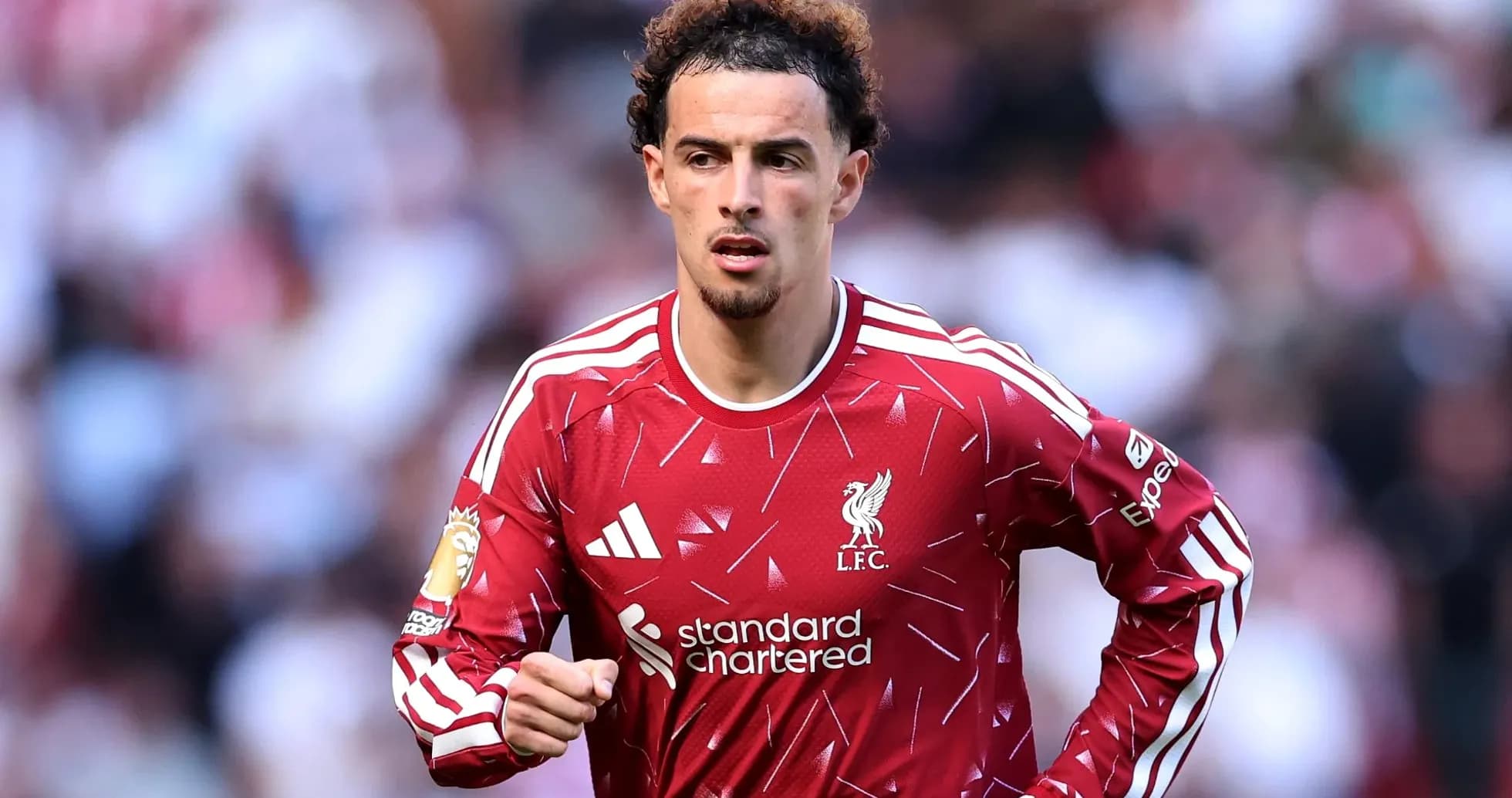 Jugador de Liverpool corriendo durante el partido