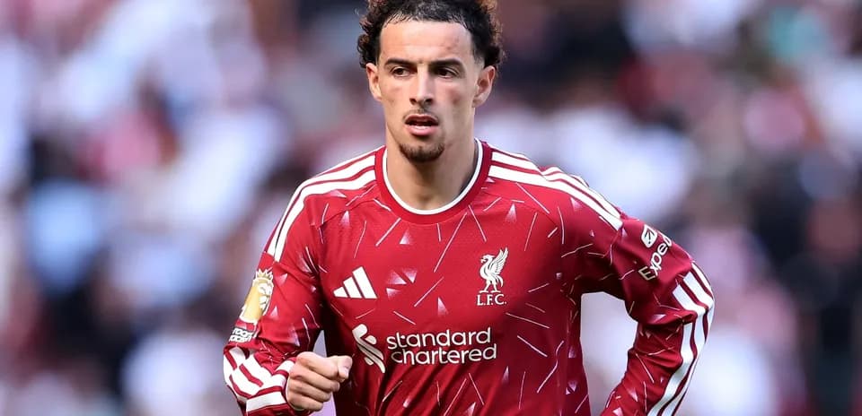 Jugador de Liverpool corriendo durante el partido