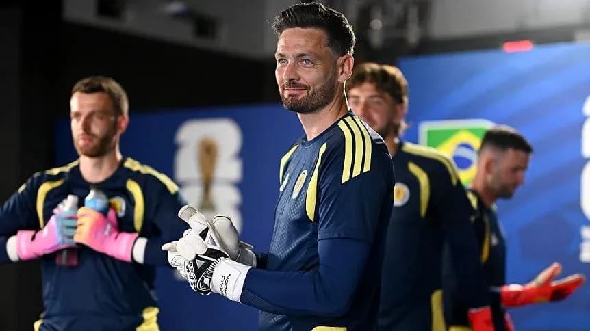 Portero de equipo de fútbol en vestuario