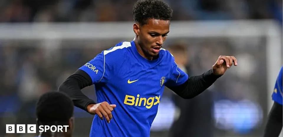 Jugador con camiseta azul entrenando en el campo